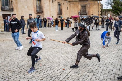 Zarrón con la zambomba en la plaza Mayor de Almazán.