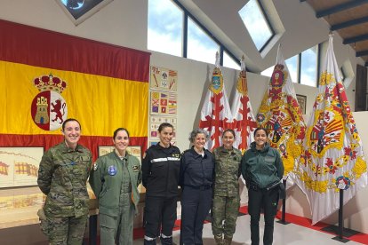 Cinco mujeres del Ejército de Tierra y una de la Guardia Civil cuentan su experiencia.