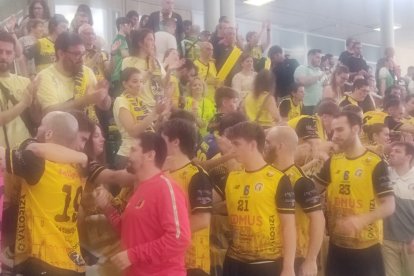 Los jugadores del Balonmano Soria saludan a sus aficionados tras ver trucando el ascenso a Plata.