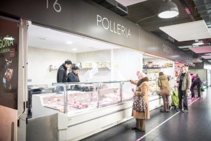 En la actualidad hay 13 puestos en el Mercado Municipal.
