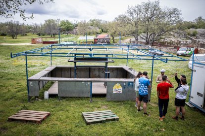 El monte Valonsadero se prepara para recibir a miles de sorianos y visitantes con la instalación de los tradicionales chiringuitos.