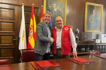 El alcalde, Carlos Martínez, y el presidente de Cruz Roja, Eduardo Martínez.
