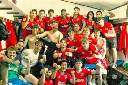 Los jugadores del filial rojillo celebran el pase a la final en la eliminatoria por el ascenso a Tercera.