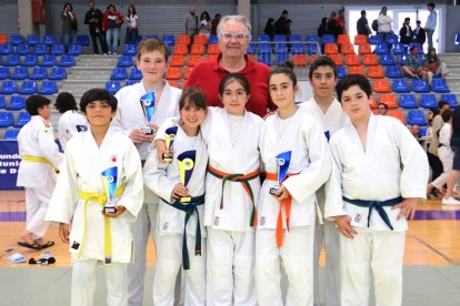 Los representantes del club soriano junto con el técnico Ramón Aragonés.