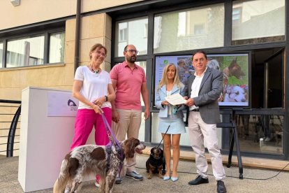 De izda a dcha Marcén, Andrés, Poza y Serrano junto a los perros Lea y Saturio tras la firma del convenio.