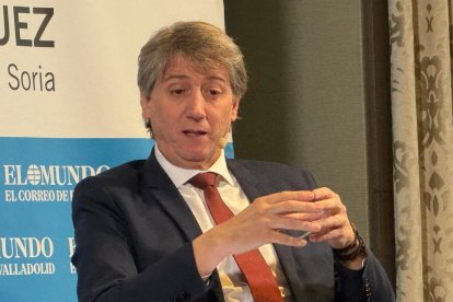 El secretario general del PSOE CyL, Carlos Martínez, en el Club de Prensa de El Mundo de Castilla y León.