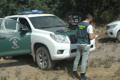 Imagen de archivo de un vehículo de la Guardia Civil y un agente.