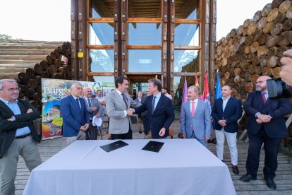 El consejero de Medio Ambiente, Vivienda y Ordenación del Territorio, Juan Carlos Suárez-Quiñones, y el presidente de la Diputación de Burgos, Borja Suárez Pedrosa, en la firma del convenia para la rehabilitación de La Casa de la Madera.