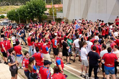 Miles de aficionados del Numancia con su equipo.
