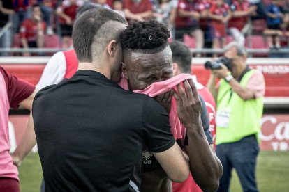 Góngora es consolado a la finalización del partido.