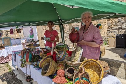 Artesanía y objetos cargados de afecto para un mercado con aroma a lavanda