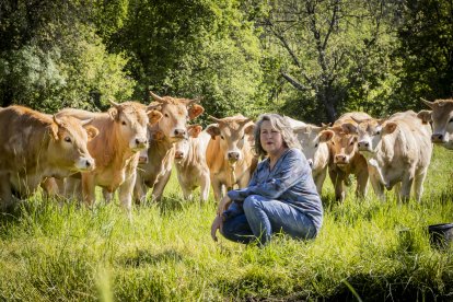 Rosana Romera junto a algunas de sus vacas.