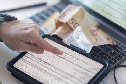 Archivo - (Foto de ARCHIVO) Vista de la declaración de la renta en una tablet.