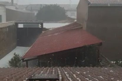 Granizo rebotando en un tejado en Almenar.