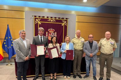 La ministra de Defensa, Margarita Robles, con el alcalde de Soria, Carlos Martínez.