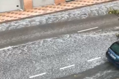 Las calles de El Burgo de Osma, cubiertas por el granizo que bajaba flotando.