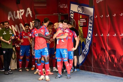 Moustapha en los prolegómenos del partido ante el Teruel en la bocana de vestuarios.