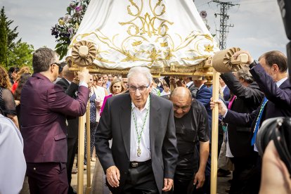 Pasar por debajo de las andas de la imagen de la Virgen de Olmacedo, una tradición en Ólvega.
