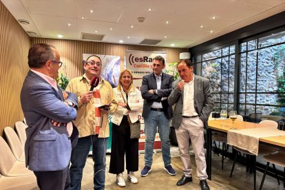 Florencio Carrera, Raúl Alonso, Yolanda de Gregorio, Goyo García y Benito Serrano en el acto celebrado por esRadio en el Restaurante Mena.