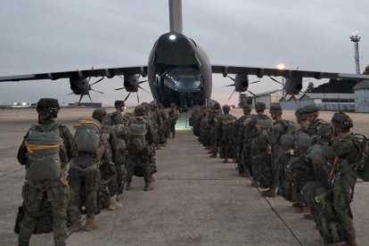 Paracaidistas listos para subir a un avión en unas maniobras.
