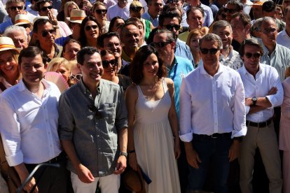 El presidente del PPCyL encabeza la representación de Castilla y León en la concentración del Partido Popular contra Pedro Sánchez.