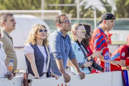 Miguel de la Fuente viendo el encuentro del pasado domingo entre el Numancia B y el Betis Valladolid.