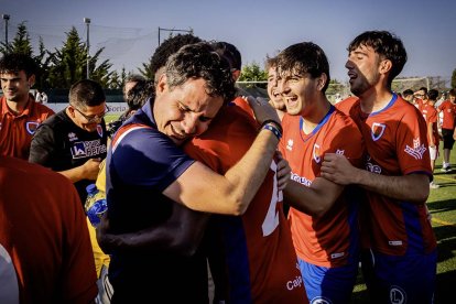 José Luis González se abraza a Godson en la celebración del ascenso a Tercera.