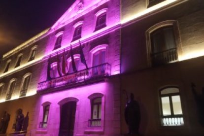 Fachada de la Diputación iluminada contra el cáncer de mama
