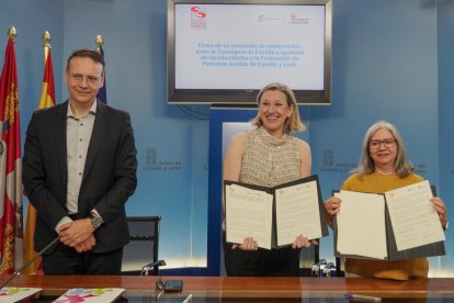 La vicepresidenta de la Junta de Castilla y León y consejera de Familia, Isabel Blanco, firma un protocolo de colaboración con la Federación de Personas Sordas