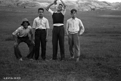 Cuatro sanjuaneros en Valonsadero en fiestas de San Juan.