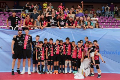 La plantilla del Sporting Santo Domingo tras conseguir la clasificación para el Nacional alevín.