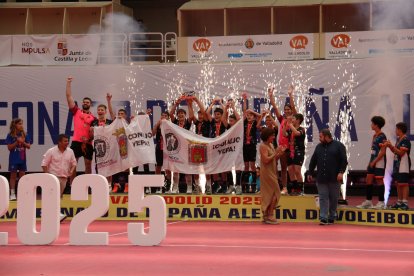 Los jugadores del Sporting Santo Domingo celebrando el título conseguido en Valladolid.