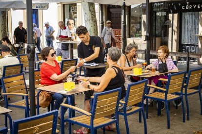 El empleo en el sector servicios aumenta notablemente en verano.