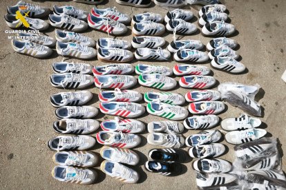 Prendas Supuestamente Falsificadas Encontradas En El Interior Del Vehículo.