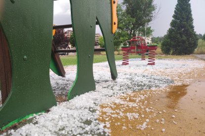 Parque infantil en Soria capital cubierto por bolas de granizo.