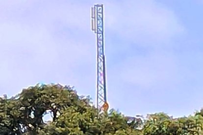 Antena de televisión que da servicio a Valderromán.