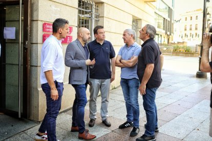 Óscar Lobo, en el centro de la imagen con chaqueta, y a su lado, con camisa negra, Juan Manuel Peña.