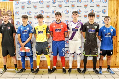 Equipaciones de juego, paseo y entrenamiento del C.D. Numancia para la temporada 25-26.