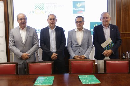 El presidente de la Unión Regional de Cooperativas Agrarias de Castilla y León, Fernando Antúnez, y el presidente de Caja Rural de Zamora, Nicanor Santos, participan en la renovación del acuerdo entre las cajas rurales de Castilla y León y la Urcacyl.