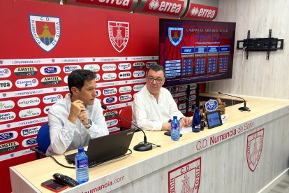 Javier del Pino y Patricio de Pedro en la presentación de la campaña de abonados del Numancia.