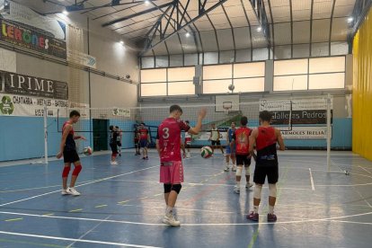 Uno de los equipos del combinado regional durante un entrenamiento en Venta de Baños.