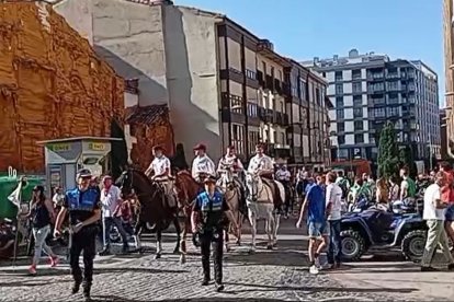 La comitiva de jurados, caballistas y autoridades desfila en la mañana del Jueves La Saca rumbo a Valonsadero.