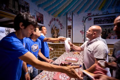 Los vecinos acuden a por su tajada cruda.