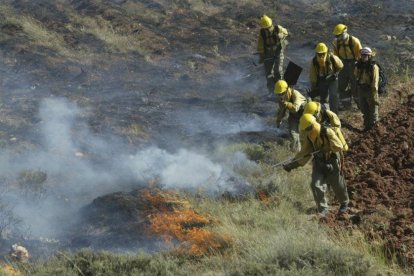Extinción de un incendio en una imagen de archivo.