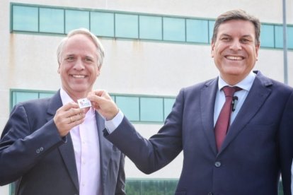 El director general de Grupo de Incendios, Carlos Hernández y el consejero de Economía y Hacienda, Carlos Fernández Carriedo en la entrega de llaves.