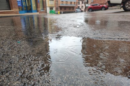 Una calle de Soria encharcada tras la tormenta.