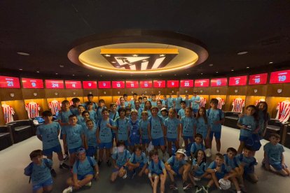 Alumnos del IV Campus de la S.D. Almazán en el vestuario del Atlético de Madrid.