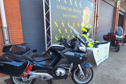 Motos camufladas y chalecos airbag en la Agrupación de Tráfico de Salamanca.