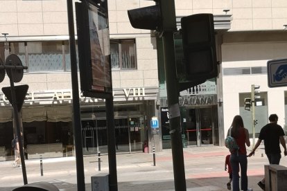 Los semáforos del centro de la capital, apagados a media mañana tras la tormenta de madrugada.