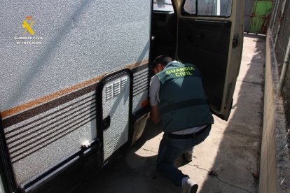 El conductor profesional asiste a un juicio por vía telemática mientras conducía un vehículo articulado.